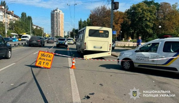 Загиблі лежать на тротуарі: у Києві авто на шаленій швидкості влетіло у зупинку із людьми (оновлено, фото, відео)