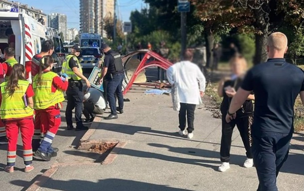 Смертельна ДТП у Києві: авто влетіло в зупинку з людьми