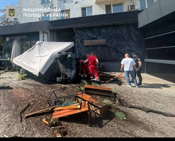 У центрі Києва моторошна аварія: авто від удару влетіло у терасу ресторану — деталі (відео, фото)