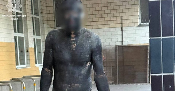"Сам удома" по-київськи: чоловік викупався у бочці зі смолою і поліз грабувати магазин — чим це закінчилося