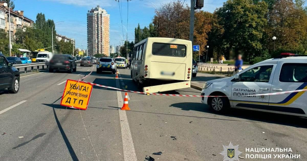 Авто на швидкості влетіло у зупинку з людьми: момент моторошної ДТП у Києві потрапив на відео