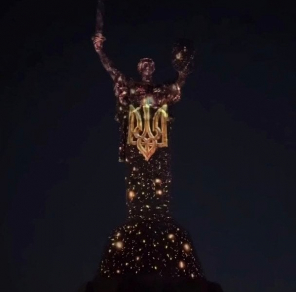 "Батьківщина-Мати" засяяла синьо-жовтими барвами: в Києві показали святкову інсталяцію (фото)