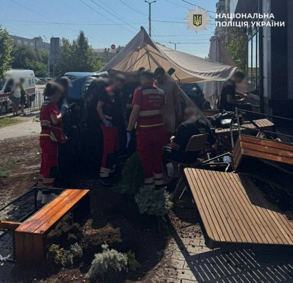 У центрі Києва моторошна аварія: авто від удару влетіло у терасу ресторану — деталі (відео, фото)