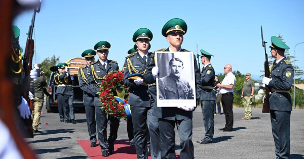 Після майже століття — в Україні: прах засновника ОУН Коновальця повернули на батьківщину (фото)