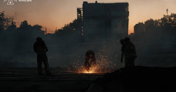 В Києві завершили гасіння пожежі на книжковому ринку після удару РФ: який вигляд він має (фото)