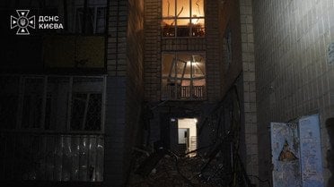 ДСНС показала перші фото наслідків удару ракетного РФ по Києву (фото, відео)