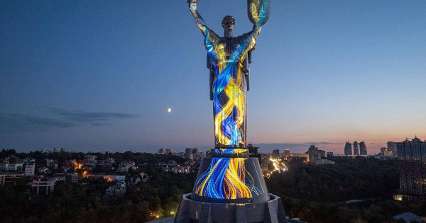 "Батьківщина-Мати" засяяла синьо-жовтими барвами: в Києві показали святкову інсталяцію (фото)