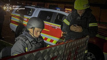 ДСНС показала ліквідацію наслідків нічної атаки РФ на Київщині: є постраждалі (фото)
