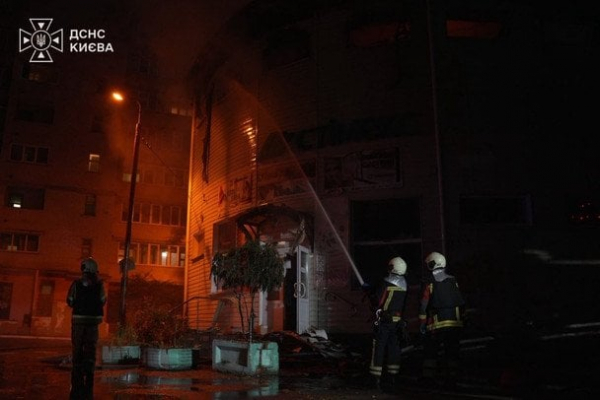 Людей заблокувало в укритті, ракета знесла два поверхи багатоповерхівки: що відбувається у Києві після атаки РФ (фото)