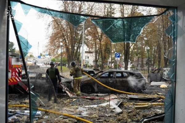 У Києві дрони РФ ударили по офісній будівлі та складу McDonald’s: Зеленський різко відреагував