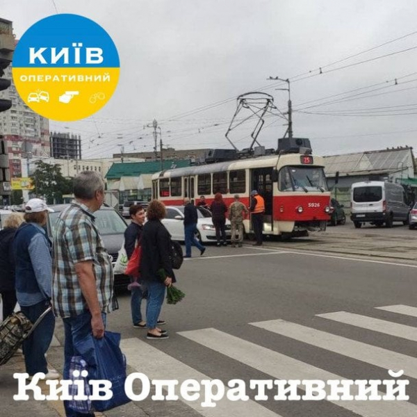 У Києві легковик врізався у трамвай: рух транспорту частково обмежили