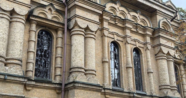 Російська атака на Київ пошкодила 120-річний Свято-Покровський храм (фото)