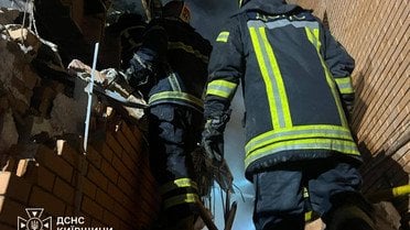 На Київщині дрон зруйнував таунхауси: рятувальники розбирають завали (фото, відео)