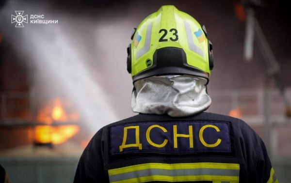 У Києві палає 16-поверхівка на Подолі