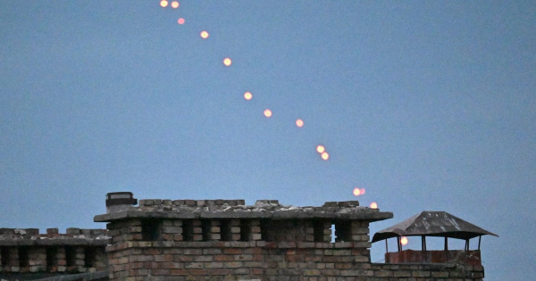 Росія вдарила по Києву: влучання у 25-поверхівку, під атакою опинились два райони — що відомо