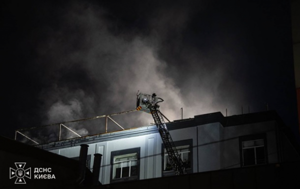 У Києві дрон РФ упав на дитсадок, зайнялася пожежа