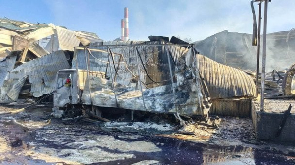 У Києві російський дрон повністю зруйнував склад із дитячими іграшками