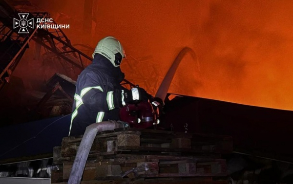 У Києві палають склади