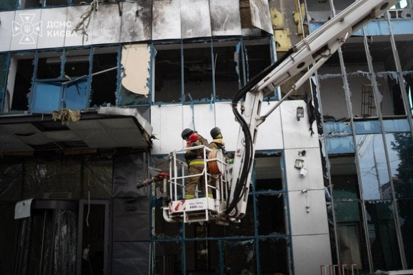 У Києві дрони РФ ударили по офісній будівлі та складу McDonald’s: Зеленський різко відреагував