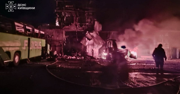 Росіяни вже добу б’ють по Київщині: під прицілом 5 районів, пошкоджено 34 об’єкти (фото)