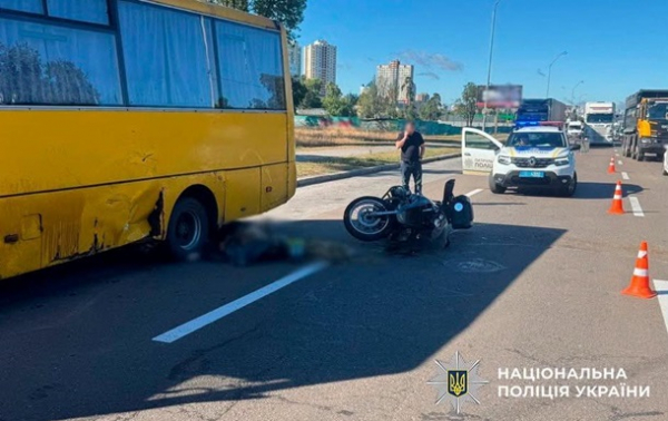 У Києві маршрутка збила мотоцикліста: є загиблий