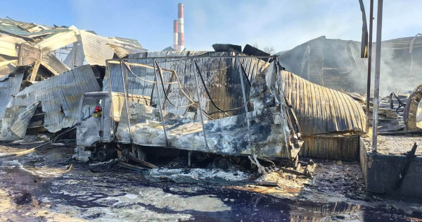 У Києві російський дрон повністю зруйнував склад із дитячими іграшками