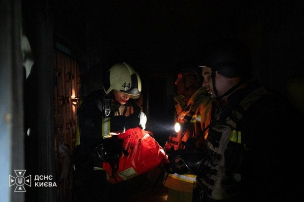 Російський дрон влучив у дев’ятиповерхівку в Києві: пожежа охопила шість поверхів — подробиці (оновлено)