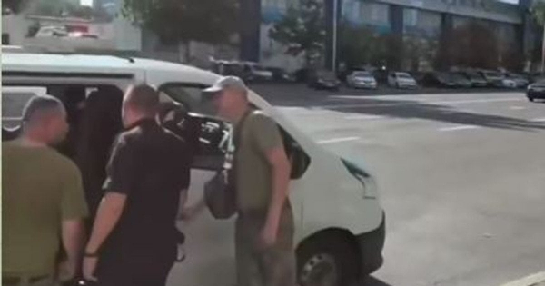 Схопили з самоката та заштовхали до буса ТЦК, хоча чоловік мав бронювання — поліція відреагувала (відео)