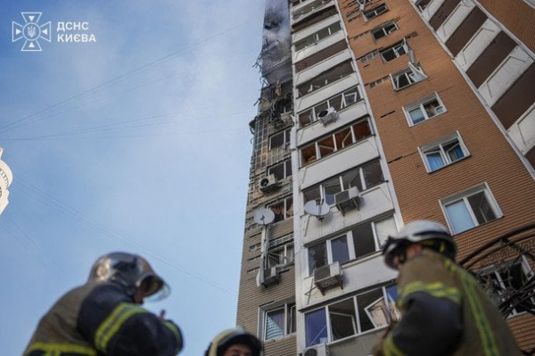 РФ поцілила по висотці в Києві: з’явилися моторошні фото руйнувань