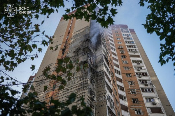 РФ поцілила по висотці в Києві: з’явилися моторошні фото руйнувань