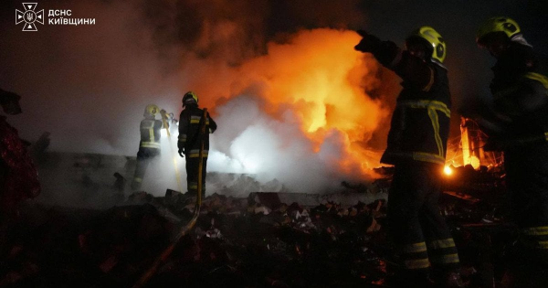Пекельна ніч на Київщині: ворог вдарив по будинках і підприємству — палає пожежа (фото)