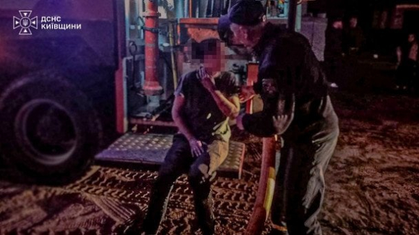 Під Києвом пожежі через нові удари РФ: поранені люди, а атака досі триває — що і де летить