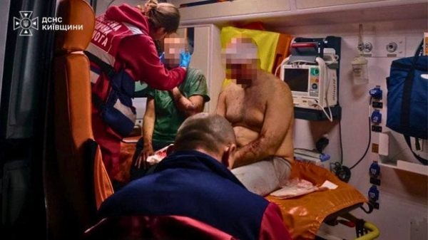 Під Києвом пожежі через нові удари РФ: поранені люди, а атака досі триває — що і де летить