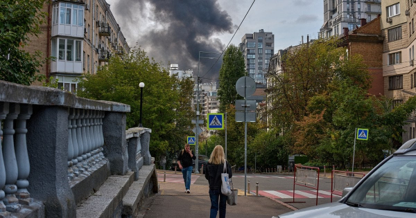 Вдень у Києві сталися вибухи: виникла пожежа, місто затягнуло димом — деталі атаки (оновлено)