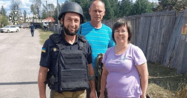У Милі під Києвом рятувальники дістали з пастки песика, за долю якого хвилювалося все село: фото