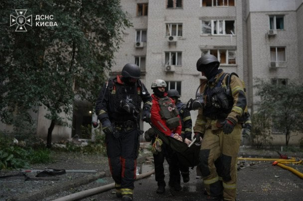 РФ від ранку атакує Київ: «прильоти» у різних районах, у квартирі загинув підліток, багато травмованих — усі деталі (оновлено)