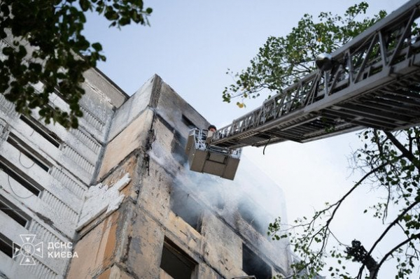 Російський дрон влучив у дев’ятиповерхівку в Києві: пожежа охопила шість поверхів — подробиці (оновлено)