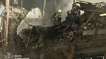 На Київщині дрон зруйнував таунхауси: рятувальники розбирають завали (фото, відео)