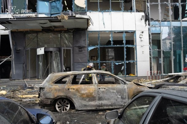 У Києві дрони РФ ударили по офісній будівлі та складу McDonald’s: Зеленський різко відреагував