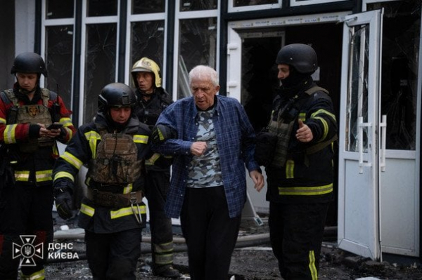 Російський дрон влучив у дев’ятиповерхівку в Києві: пожежа охопила шість поверхів — подробиці (оновлено)