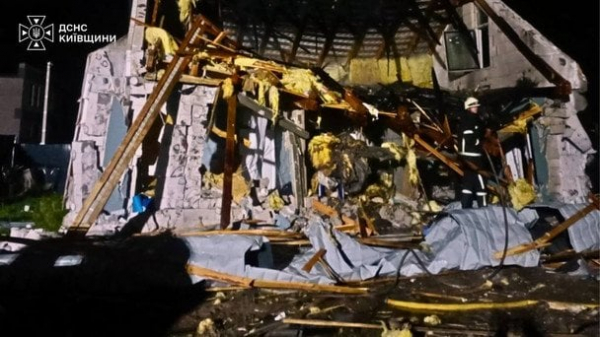 Під Києвом пожежі через нові удари РФ: поранені люди, а атака досі триває — що і де летить