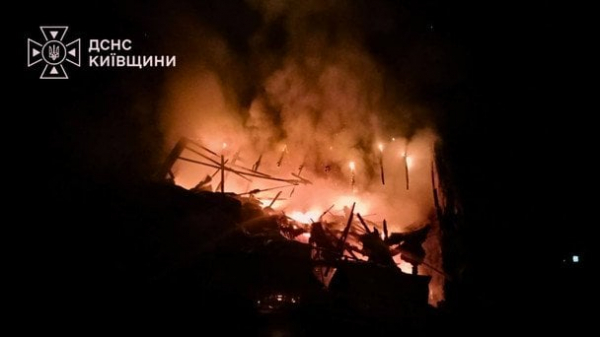 Під Києвом пожежі через нові удари РФ: поранені люди, а атака досі триває — що і де летить