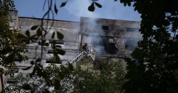 Російський дрон влучив у дев’ятиповерхівку в Києві: пожежа охопила шість поверхів — подробиці (оновлено)