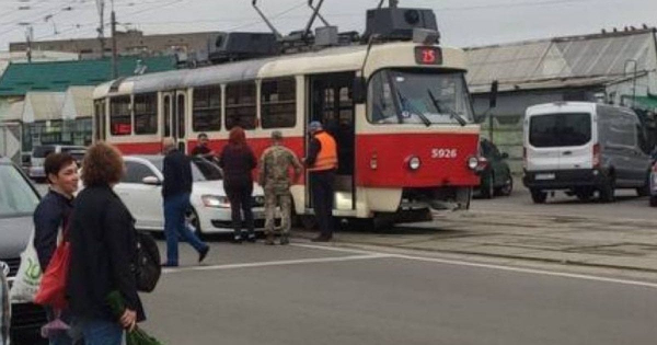 У Києві легковик врізався у трамвай: рух транспорту частково обмежили