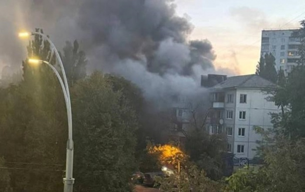 У Києві спалахнув будинок після атаки "шахеда", є поранені