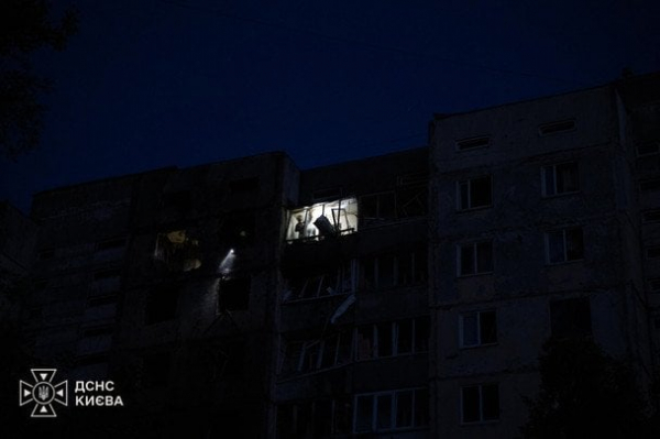Російський дрон влучив у дев’ятиповерхівку в Києві: пожежа охопила шість поверхів — подробиці (оновлено)