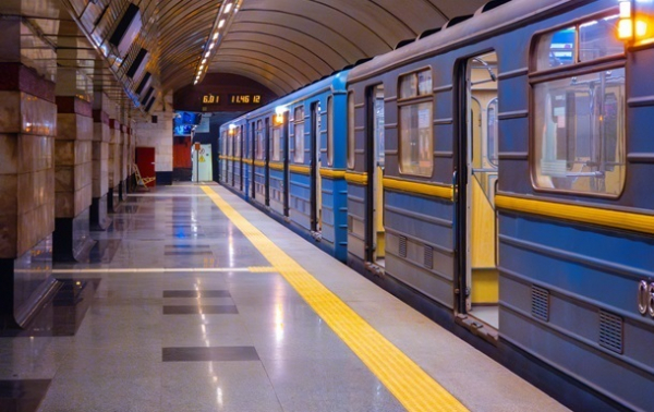 Метро Києва працює з обмеженнями після нічного обстрілу