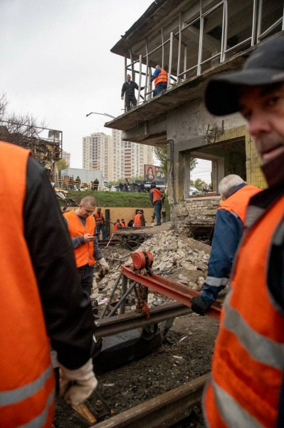 У Києві відновлюють метро після атаки РФ: коли запустять поїзди та що буде з "Чернігівською"
