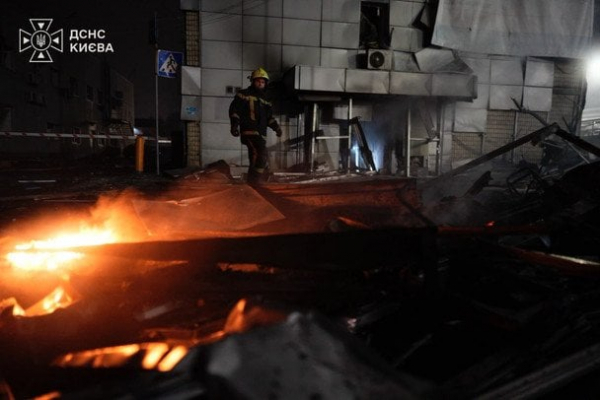 Київ пережив дві хвилі ударів балістикою: є жертва, влучання по мосту і метро — усі деталі (оновлено)