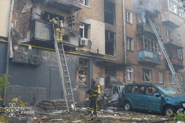 Тіло посеред вулиці і дрони по багатоповерхівках: усе, що відомо про вечірній удар по Києву
